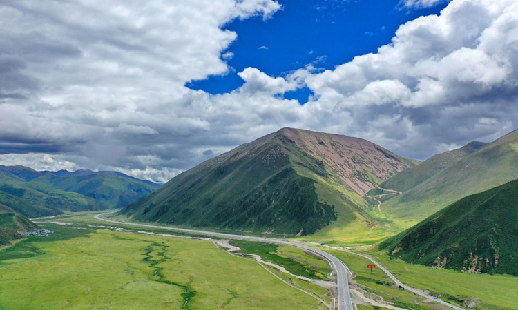 圖為7月16日拍攝的拉林公路沿線景色。（新華社記者 何程 攝）