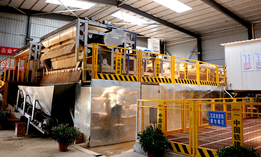 在該公司廣州地鐵18號線番南2號盾構井施工現場，一座60平方米的廠房一頭連著渣土存儲倉，一頭連著碎石存儲倉。隨著機器開動，運輸皮帶將渣土連同泥水一起輸送到廠房，通過震動加水沖洗，分離出大粒徑石塊和污泥。圖為盾構渣土環保處理系統泥沙處理系統。（楊盼龍 攝）