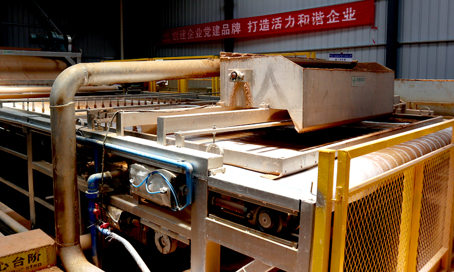 石塊經過破碎后進入碎石存儲倉，污泥經過沉淀處理流入清水池，濾掉水分的少量干泥餅被集中運出。近1立方米淤泥渣土混合物不到15分鐘就被處理完成，分類堆碼。圖為廣州地鐵18和22號線一項目部盾構渣土環保處理系統。（楊盼龍 攝）