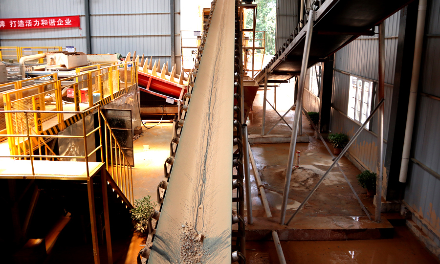 該項目建立盾構渣土環保處理系統不僅可以處理渣土淤泥，還能將處理后的合格碎石、清水重復利用，可謂一舉多得。圖為盾構渣土環保處理系統砂石料皮帶傳送機。（楊盼龍 攝）