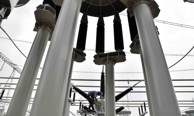山東省棗莊1000千伏特高壓交流輸變電工程是國家重點項目“濰坊－臨沂－棗莊－菏澤－石家莊”1000千伏特高壓交流輸變電工程的重要組成部分，目前正在緊張建設中。圖為7月11日，工作人員在棗莊1000千伏特高壓變電站作業。（新華社記者 郭緒雷 攝）