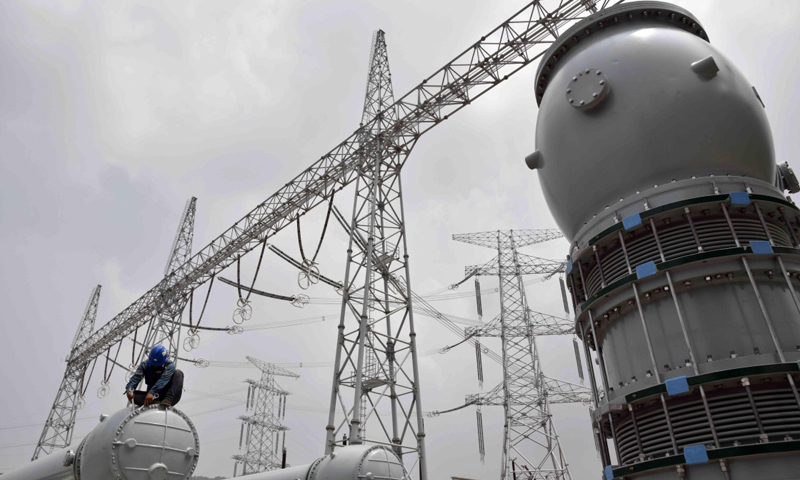 該工程全面采用我國自主開發的特高壓交流輸電技術和裝備，建成后將有效緩解山東用電緊張局面。圖為7月11日，工作人員在棗莊1000千伏特高壓變電站作業。（新華社記者 郭緒雷 攝）