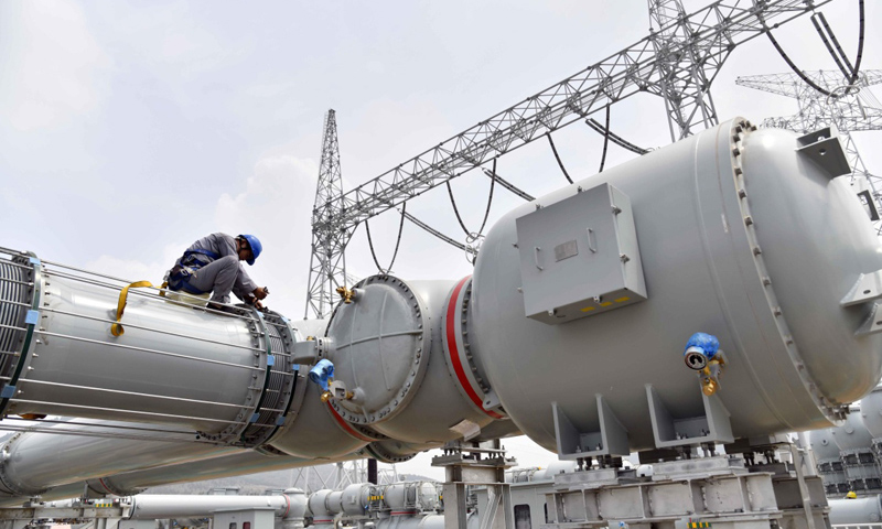 圖為7月11日，工作人員在棗莊1000千伏特高壓變電站作業。（新華社記者 郭緒雷 攝）
