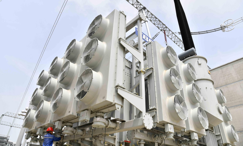圖為7月11日，工作人員在棗莊1000千伏特高壓變電站作業。（新華社記者 郭緒雷 攝）