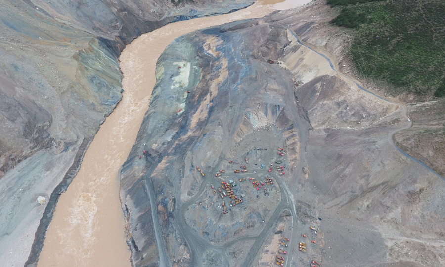 7月12日下午，伴隨著最后一輛滿載土方的自卸車完成升廂卸料，中國安能第三工程局提前20天完成了金沙江白格堰塞湖左岸殘體處置任務。圖為7月12日，無人機航拍的施工現場。