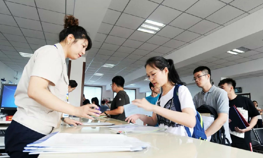 7月10日至12日是鞍鋼集團2019年新員工的入職報到日。鞍鋼集團首次組織鞍山、攀鋼兩地新員工統一入職，新員工在人力資源共享服務大廳“足不出戶”，就能完成所有手續辦理。針對外地住宿新員工，人力資源服務中心已提前將床上用品安放到位，新員工可以實現“拎包入住”。圖為鞍鋼集團新員工辦理入職手續。