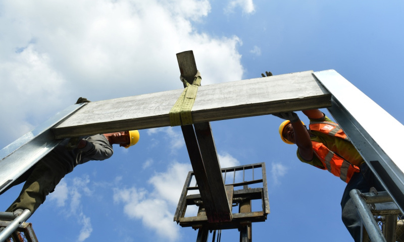 圖為7月9日，工人在京哈高速長春至拉林河段為公路加裝聲屏障。（新華社記者 林宏 攝）
