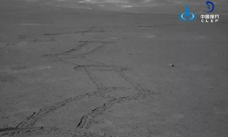 在第七月晝，嫦娥四號著陸器上月球中子及輻射劑量探測儀、低頻射電譜儀按計劃開機工作，繼續開展科學探測任務。“玉兔二號”巡視器在此期間按既定路線繼續移動，并在多個探測點進行相關探測工作，紅外光譜儀、全景相機、中性原子探測儀、測月雷達獲得了大量科學探測數據。嫦娥四號工程地面應用系統已于7月初向科學研究核心團隊發布第六批科學探測數據，總數據量為1.2G，共計531個數據文件。圖為“玉兔二號”巡視器相機拍攝畫面。