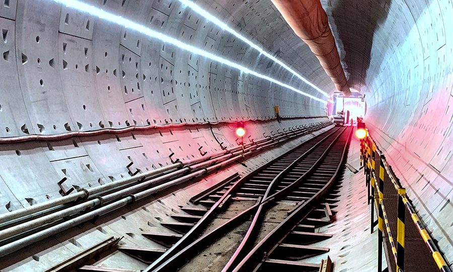 此次下穿珠江水系的橫番4號中間風井至5號盾構井區間位于廣州市南沙區、番禺區，穿越范圍位于二級水源保護區內，且斷面地層和隧道頂部地質斷面較多。據介紹，盾構區間需6次下穿珠江水系，穿越范圍內管線復雜、民房數量多、施工風險高，對掘進控制要求十分嚴格。圖為盾構隧道中的電瓶車岔道。