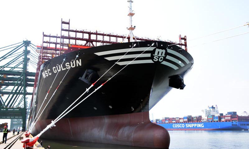 7月8日，世界載箱量最大的集裝箱船舶“地中海古爾松”輪在天津港正式開啟首航之旅。這艘剛剛于7月4日下水的海上巨輪，在天津港完成3000余標準箱的外貿出口作業后，將途經多個港口，前往西北歐地區。圖為7月8日，“地中海古爾松”輪停泊在天津港太平洋國際集裝箱碼頭。（新華社記者 張宇琪 攝）