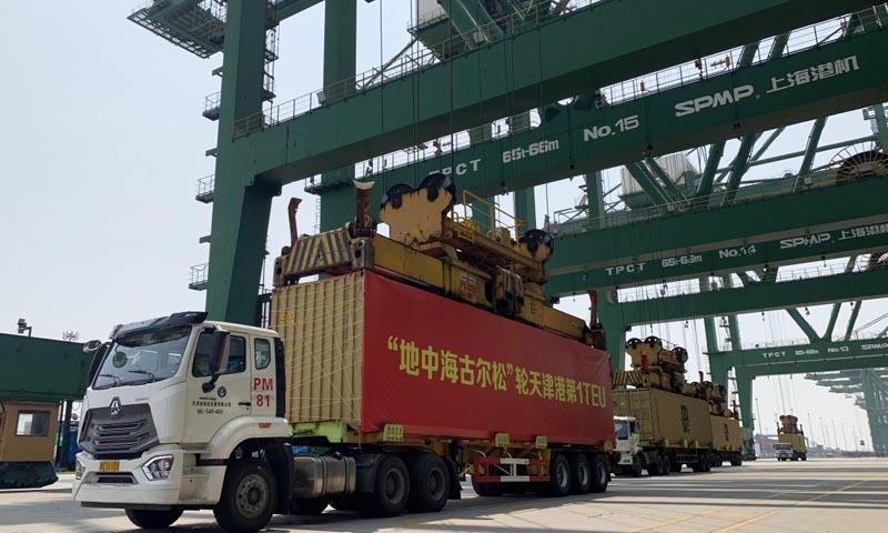 天津港位于“一帶一路”海陸交匯點，同世界上180多個國家和地區的400多個港口有貿易往來，連續多年躋身世界港口前十強。今年前6個月，該港累計完成集裝箱吞吐量833萬標準箱，同比增長6.7%，高于全國沿海港口平均增長水平。圖為7月8日，“地中海古爾松”輪在天津港裝船的第一個集裝箱。（新華社記者 毛振華 攝）