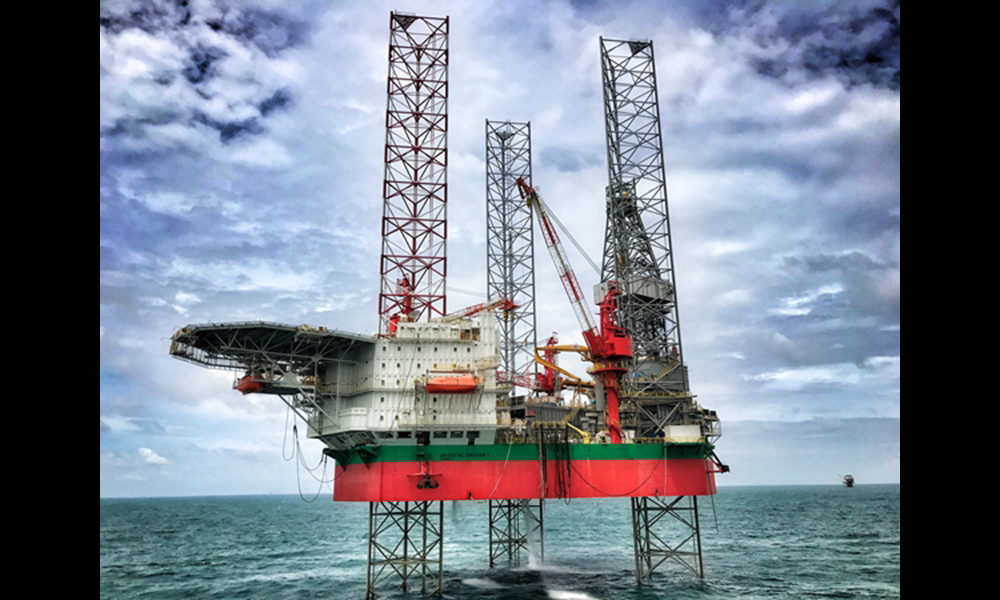 圖為中海油服租賃的“東方龍”鉆井平臺，該平臺由招商局重工（江蘇）有限公司建造，最大作業水深122米，配備易操作、易維護的Amphion電子司鉆控制系統。