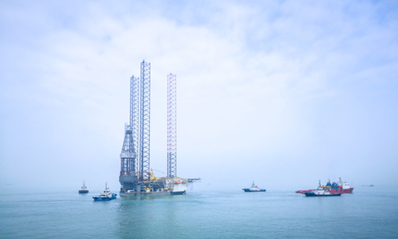 圖為中海油服租賃的“招商海龍5”鉆井平臺，這是一艘高端自升式鉆井平臺，由招商局重工（江蘇）有限公司建造，最大作業水深114米，最大鉆井深度9000米。