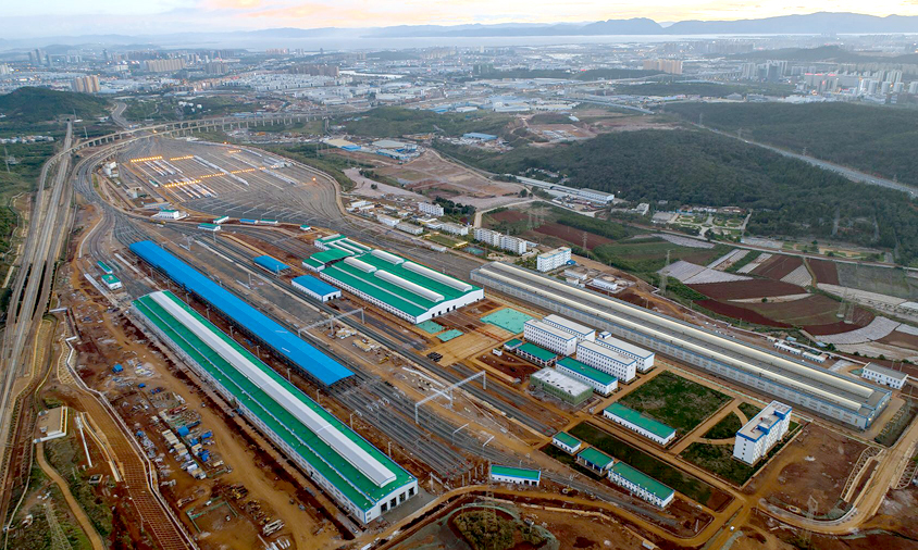 日前，經過建設者9個月的緊張施工，云南昆明動車所擴能改造順利結束，標志著西南地區最大的動車檢修、整備、存放基地落戶昆明，正式投入使用，為云南更好地融入和服務“一帶一路”建設提供了重要的基礎設施保障。圖為昆明動車所全貌。（陳暢 攝）