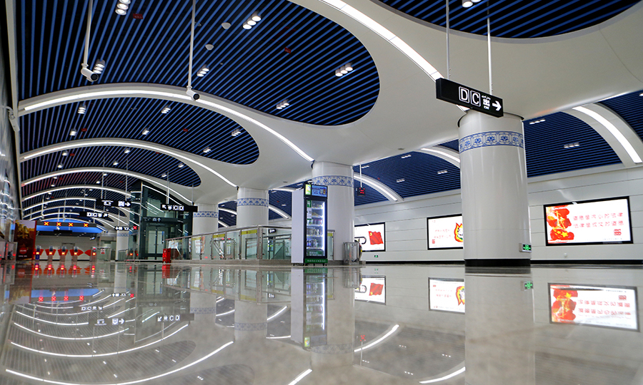 該工程沿線地質結構復雜，區間穿越地質活動斷裂帶、煤層采空區，南北高低落差達280米，被國內地鐵建設專家稱為地鐵建設的“地質博物館”。圖為烏魯木齊地鐵1號線王家梁站。