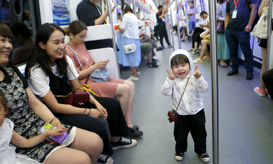 作為烏魯木齊市首條地鐵，軌道交通1號線極大緩解了市內交通壓力，特別是在“一帶一路”倡議的提出與實施下，地鐵建設將對烏魯木齊的對外開放和經濟發展起到重要作用。圖為乘坐地鐵的當地市民。