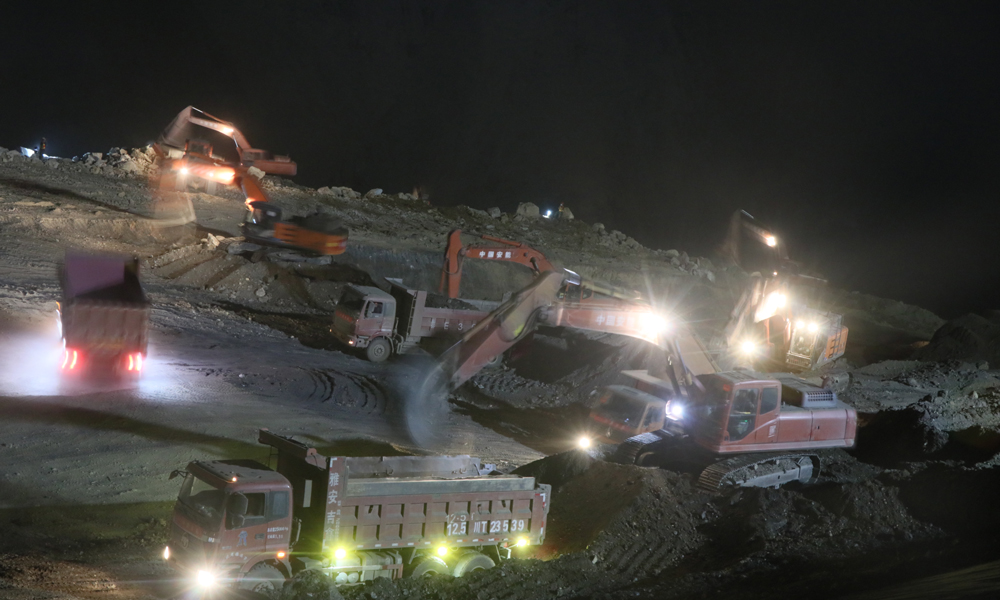 圖為6月16日拍攝的夜間施工現場。（李明 攝）