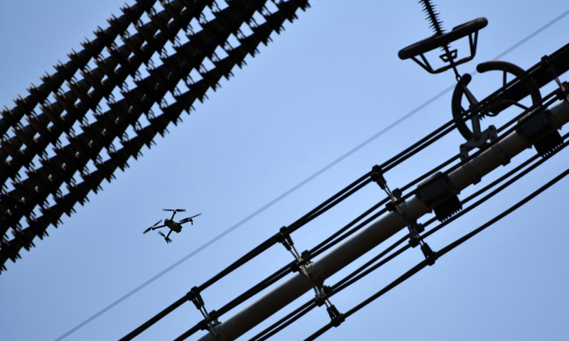 圖為6月24日，電力工人操作的無人機正在進行巡檢工作。（新華社記者 李然 攝）