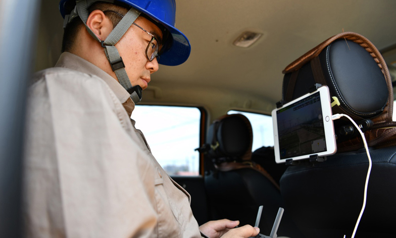 圖為6月24日，電力工人操作無人機進行巡檢工作。（新華社記者 李然 攝）