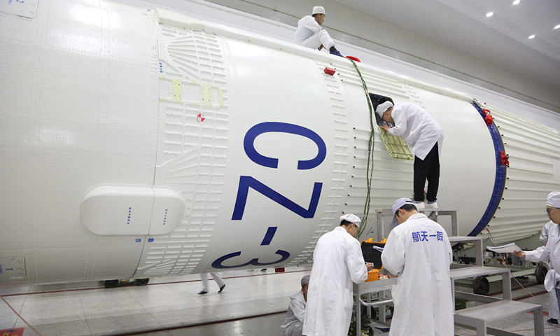 圖為發射前工作人員對火箭進行檢測。