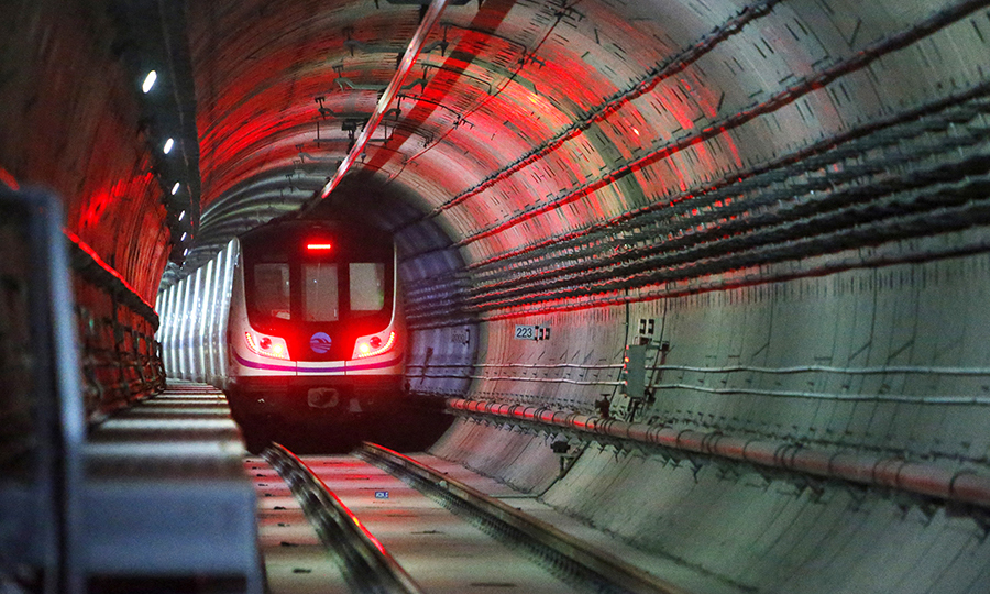 6月23日，隨著列車穿越黃河，標志著由中國鐵建所屬中鐵十四局參建的蘭州軌道交通1號線全線開通試運營，這是甘肅省首條地鐵，也是國內首條穿越黃河的地鐵線路。圖為地鐵穿越黃河隧道。（范成濤 攝）