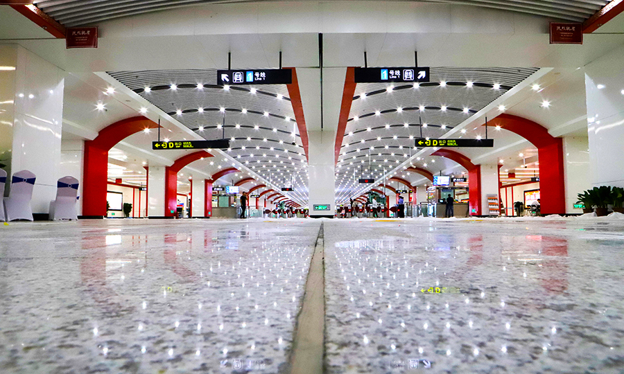 蘭州市軌道交通1號線一期工程東起城關區東崗站，西至西固區陳官營站，東西橫貫蘭州市主城區，全線長約25.9公里，共設20座車站。圖為亞洲第三大車站——東方紅站。