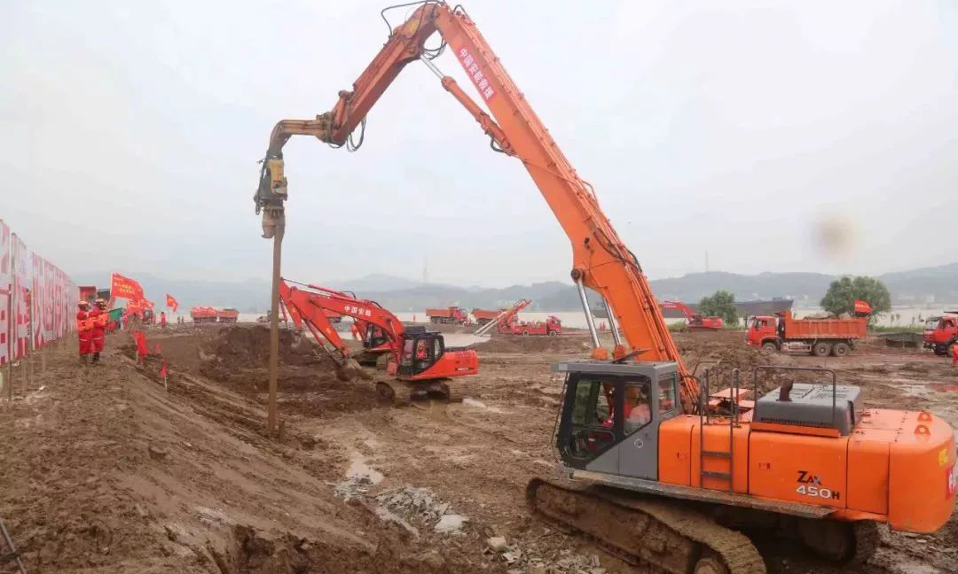 圖為液壓打樁機處置滑坡。