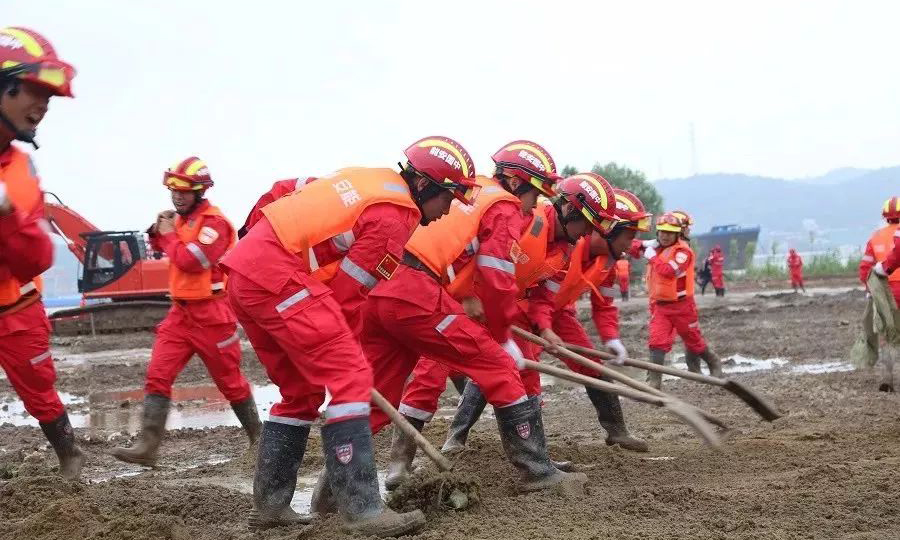 圖為搶險隊員清理圍井基礎。