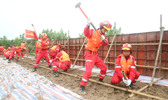 圖為搶險隊員搭設鋼模子堤。