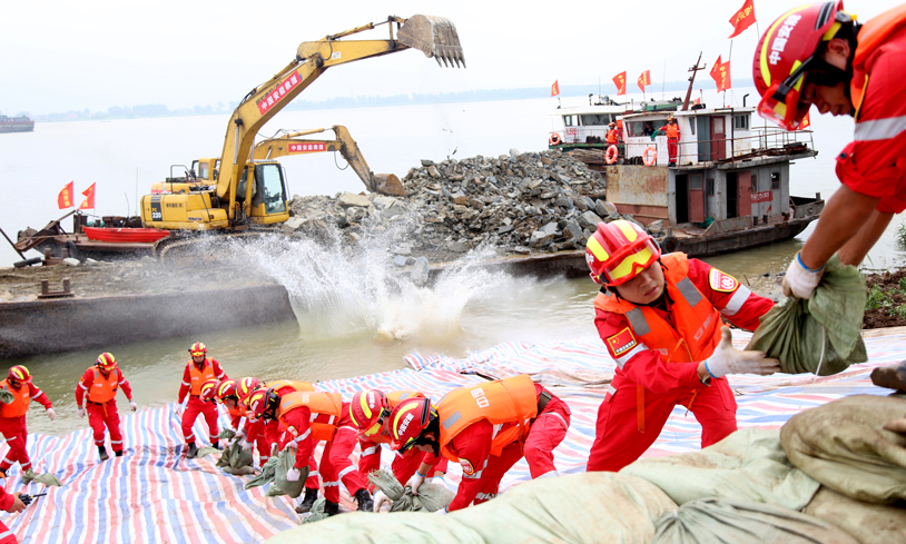 圖為人裝結合加固堤岸。