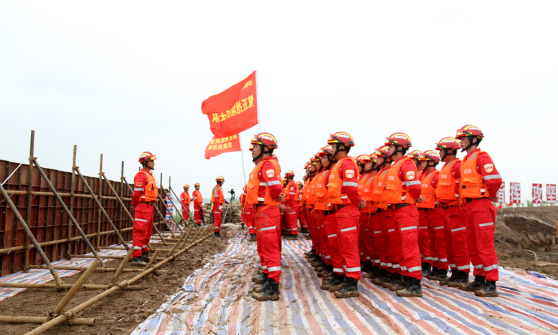 圖為演練現場講評。