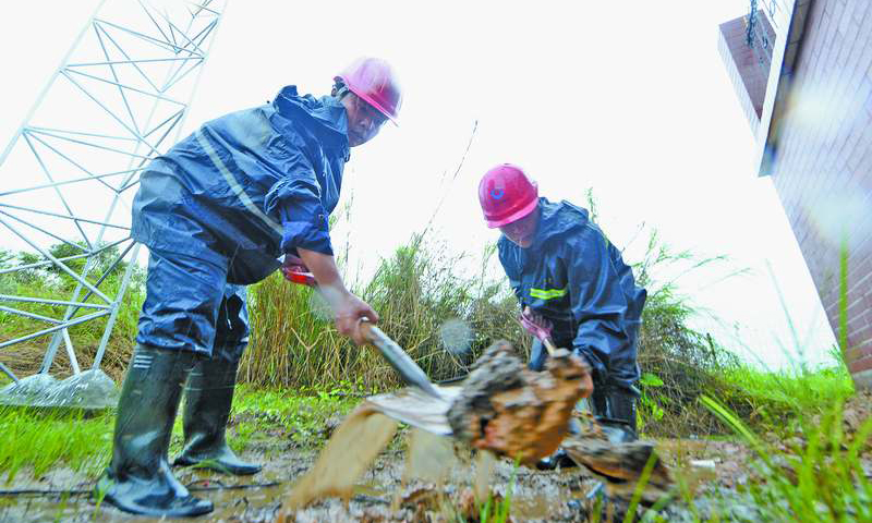 圖為6月13日下午，中國海油所屬氣電集團巡線員在橫門閥室外緊急挖出一條排水溝，疏導雨水，保護粵港澳大灣區天然氣主動脈。