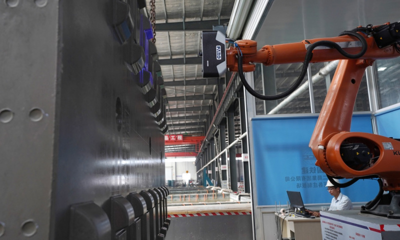 據介紹，這一技術是由中鐵二十二局集團、西南交通大學、高速鐵路安全運營空間信息技術國家地方聯合工程實驗室等有關專家和技術人員聯合攻關，研發出集成智能機器人和三維成像儀的高速鐵路CRTSⅢ型軌道板自動化檢測系統。該檢測系統的檢測過程與軌道板生產流程一致，無需人工干預，每塊軌道板檢測時間由40分鐘以上縮短至6分鐘，檢測精度達正負0.15毫米，完全滿足高鐵建設規范要求。圖為6月17日，一名技術人員通過軌道板自動化檢測系統對高鐵CRTSⅢ型軌道板進行檢測。（新華社記者 鞠煥宗 攝）