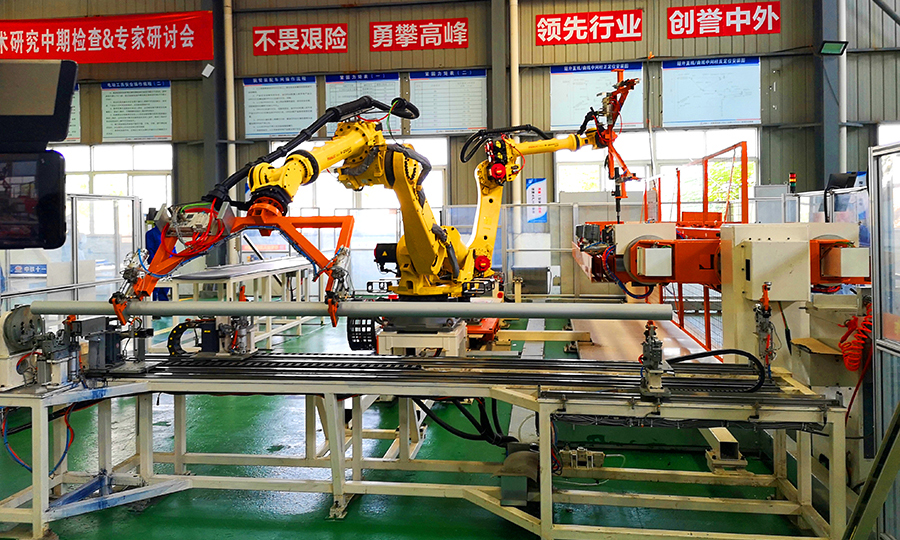 接觸網腕臂預配是高速鐵路接觸網施工關鍵工序，存在施工機械化普及率低、人工預配誤差不受控等特點。為提升施工精度，中鐵十一局與鐵四院于2018年組建聯合攻關小組，目前已取得接觸網建造“大數據中心”、智能數控預配中心、生產線智能控制系統等系列成果。圖為智能化腕臂預配車間。