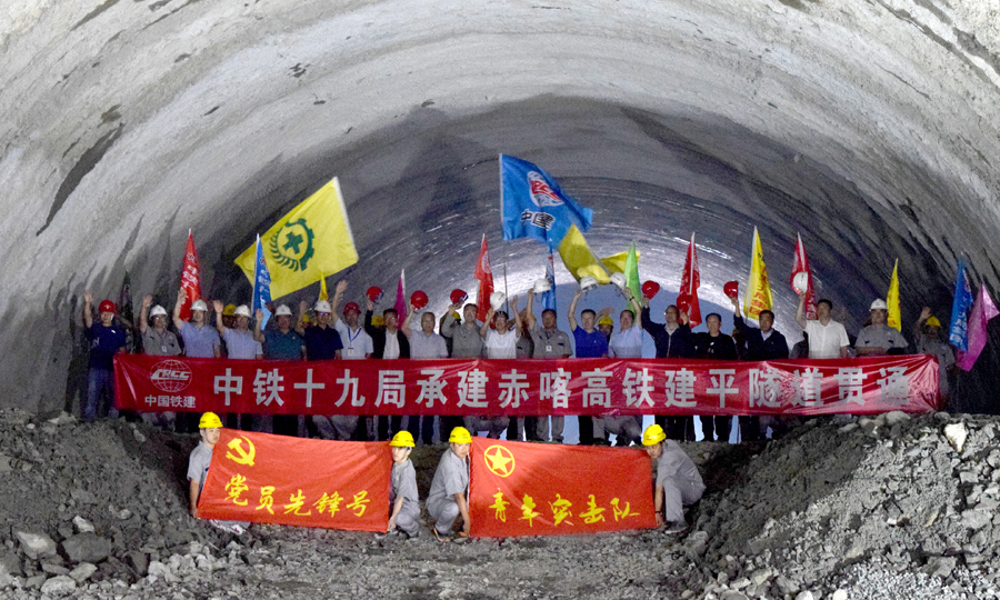 新建的赤喀高鐵為赤峰至喀左的京沈高鐵連接線，是溝通蒙遼地區的重要通道。中國鐵建所屬中鐵十九局承建的赤喀高鐵建平隧道全長11.34公里，施工難風險高，四級、五級圍巖占比80%，且地處嚴寒地區，每年有效施工時間僅8個月。圖為赤喀高鐵萬米隧道建平隧道貫通現場。（張振宇 攝）