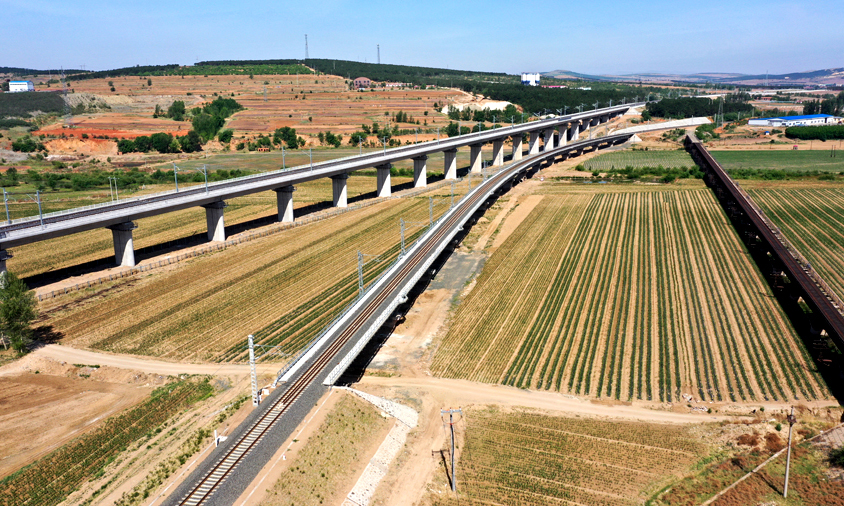 據悉，2020年赤喀高鐵正式運行后，赤峰經喀左至北京、沈陽僅需2小時，比現在分別節省了7個小時和8個小時。同時，赤喀高鐵將進一步完善東北快速客運網絡格局，對于推進內蒙古自治區東部、遼寧和京津冀地區協調發展具有重要意義。圖為中鐵十九局承建赤喀高鐵老哈河特大橋。