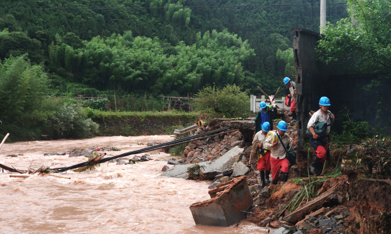 6月7日至9日端午節小長假期間，我國南方部分地區出現強降雨天氣，導致部分電力設施受損。國家電網相關分公司迅速啟動應急響應，一線干部員工放棄休假，搶修受損電力設施，全力保障電力供應。圖為6月7日，浙江遂昌縣供電公司員工徒步趕往搶修地點。