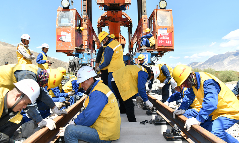 6月6日，川藏鐵路拉林段鋪軌至全線第二個新建車站——西藏扎囊站，至此拉林鐵路已鋪軌50公里。扎囊縣位于西藏山南市，被譽為西藏“氆氌之鄉”。圖為6月6日，負責鋪軌的中鐵十一局集團的建設者在現場作業。（新華社記者 李鑫 攝）