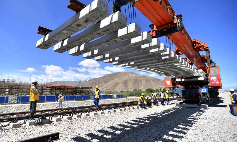 作為我國進藏鐵路的重要組成部分，拉林鐵路預計2021年建成通車，屆時不僅將有效改善我國區域鐵路網布局，還對帶動沿線發展經濟、改善民生、促進區內外互聯互通等具有重要意義。圖為6月6日，負責鋪軌的中鐵十一局集團的建設者在現場作業。（新華社記者 覺果 攝）