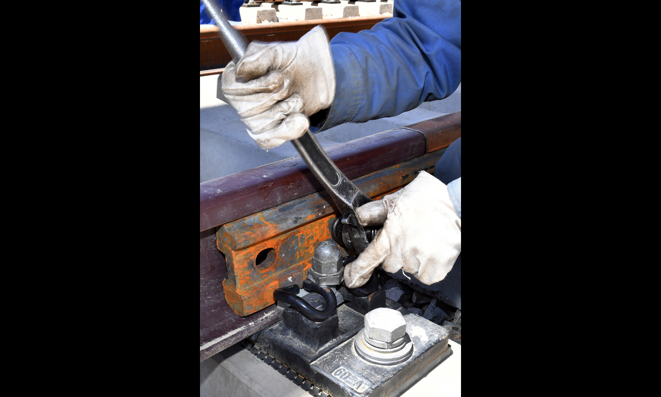 圖為6月6日，負責鋪軌的中鐵十一局集團的建設者在現場作業。（新華社記者 覺果 攝）