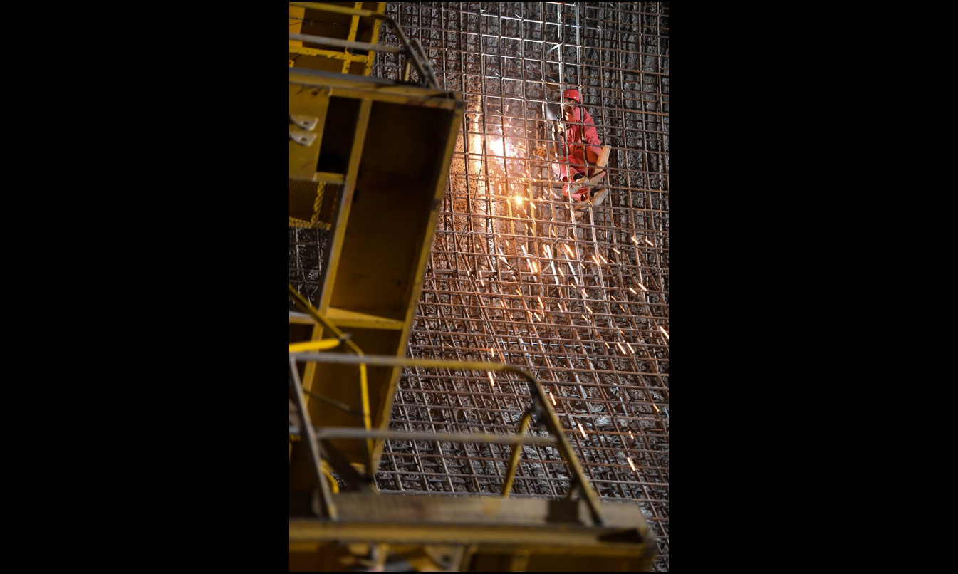 圖為5月31日，一名工人在烏東德水電站的泄洪洞中施工。（新華社記者 陳曄華 攝）