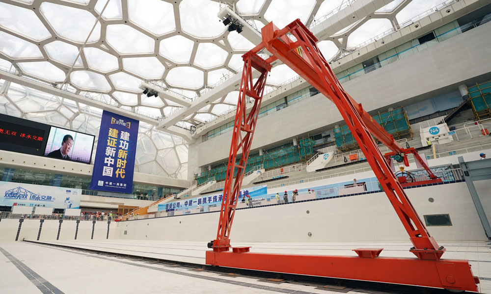 圖為6月2日，市民在改造中的國家游泳中心內參觀。（新華社記者 鞠煥宗 攝）