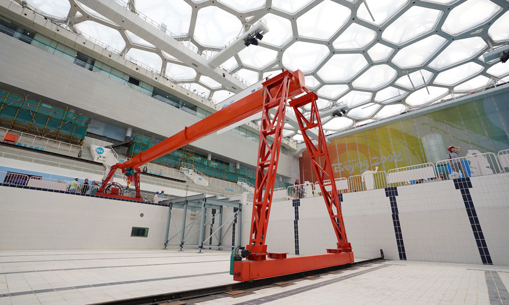 圖為6月2日，市民在改造中的國家游泳中心內參觀。（新華社記者 鞠煥宗 攝）