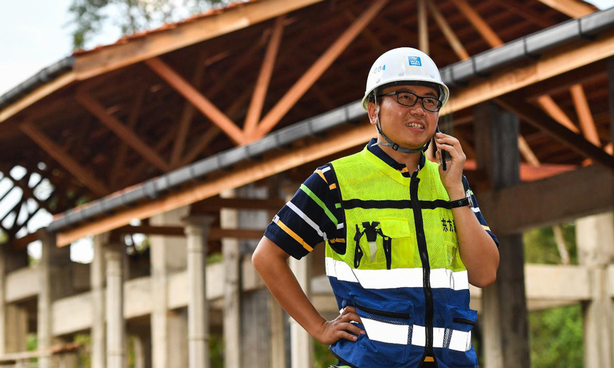 項目經理胥超正為采購一些材料與當地商戶聯系。