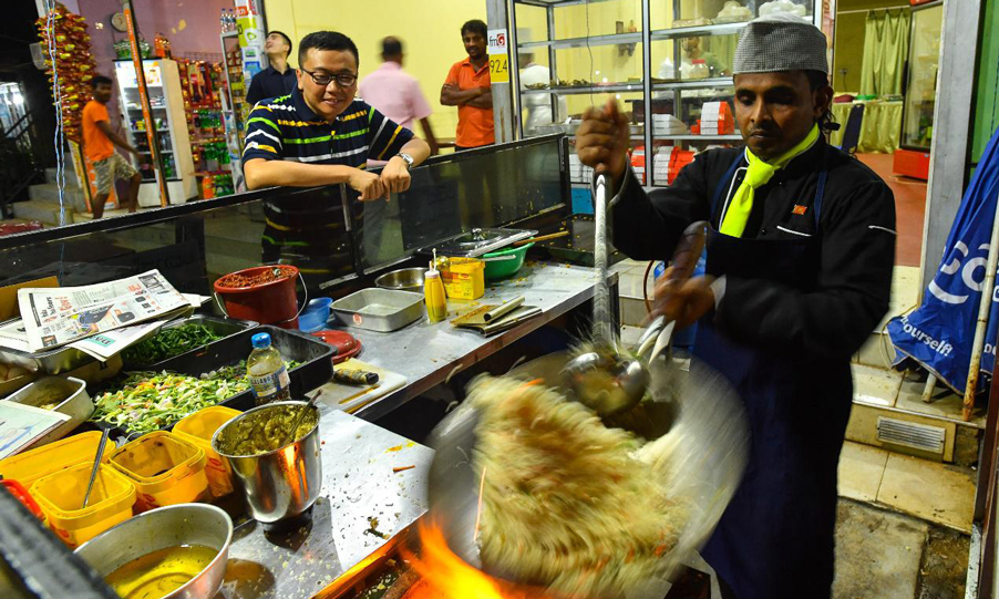 在工地上忙活一整天，胥超才能和同事到鎮上吃上一頓熱飯。
