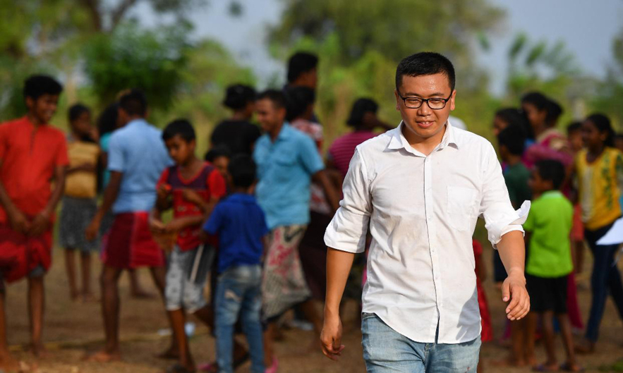 在新年聯歡上，和當地人一起享受著游戲的歡樂，讓胥超(前)少了一些疲憊。