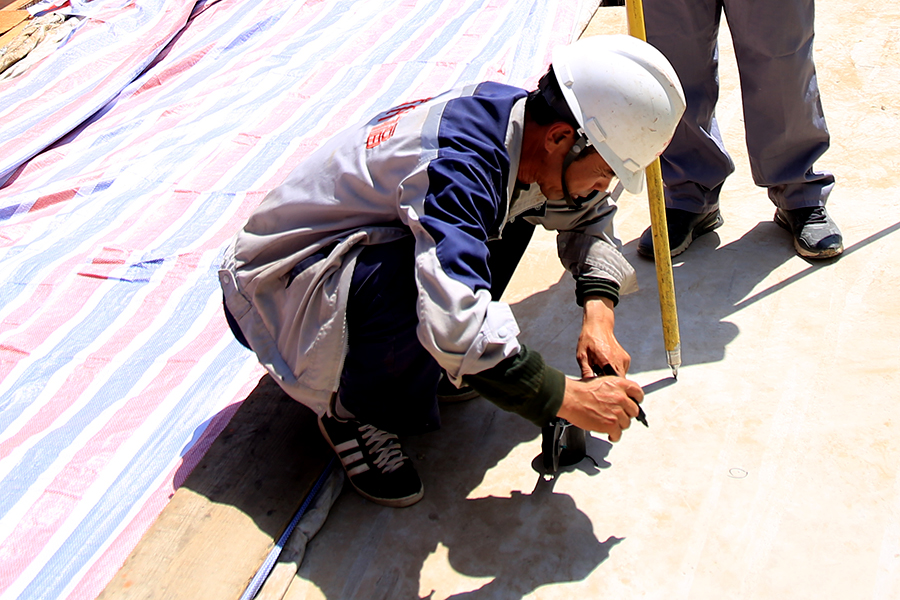 目前，京雄城際鐵路線下工程正加緊施工，以確保2020年底投入使用。這次連續梁成功完成轉體合龍為下一步橋面軌道施工創造了條件，為按計劃建成通車奠定了良好基礎，同時也為同類工程提供了技術指導。圖為測量員在記錄梁體移動數據。