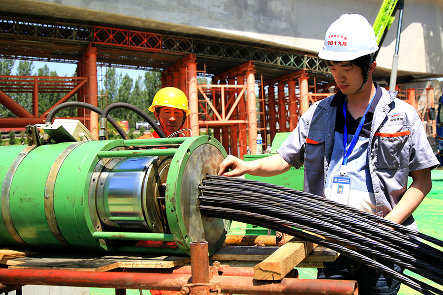 京雄城際鐵路正線全長92.78公里，北端連接北京樞紐北京西站，南端與規劃的雄安新區至商丘高鐵和石雄城際銜接，并與津保鐵路、津秦高鐵、京廣高鐵等連通，將大幅縮短京津冀地區城市間的時空距離。圖為技術員在記錄牽引鋼絞線走行距離和牽引速度。