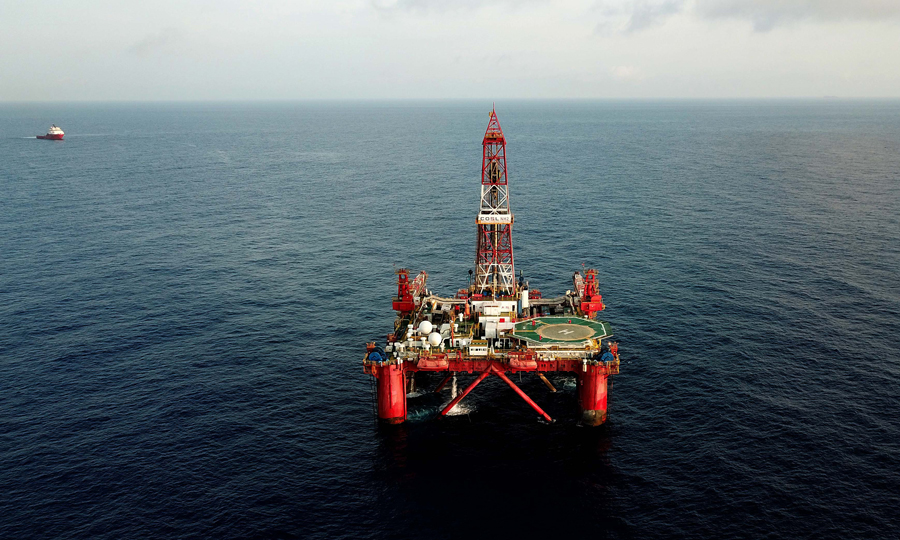 隸屬于中國海洋石油集團有限公司的“南海二號”是一艘半潛式鉆井平臺，自1978年服役至今已有41年，共鉆探完成262口井，總進尺超88萬米，為中國海洋石油工業發展以及國家能源安全保障做出突出貢獻。同時，平臺通過不斷革新裝備管理技術，強化人才梯隊建設，實現兵鋒常銳，業績常青，創造了鉆井平臺不老的傳奇。圖為5月25日拍攝的“南海二號”半潛式鉆井平臺。（新華社記者 王毓國 攝）