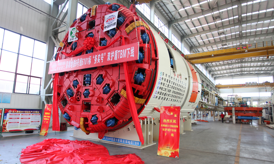 為應對硬巖地層，施工團隊采用“務實號”和“求理號”兩臺雙護盾TBM，通過優化刀盤布置，加強其結構耐磨設計，以達到理想掘進效果。圖為務實號TBM下線。